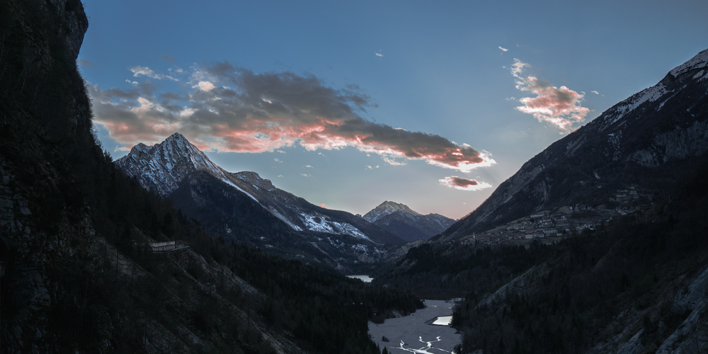 Underneath_Vajont_Genau_tramonto.png
